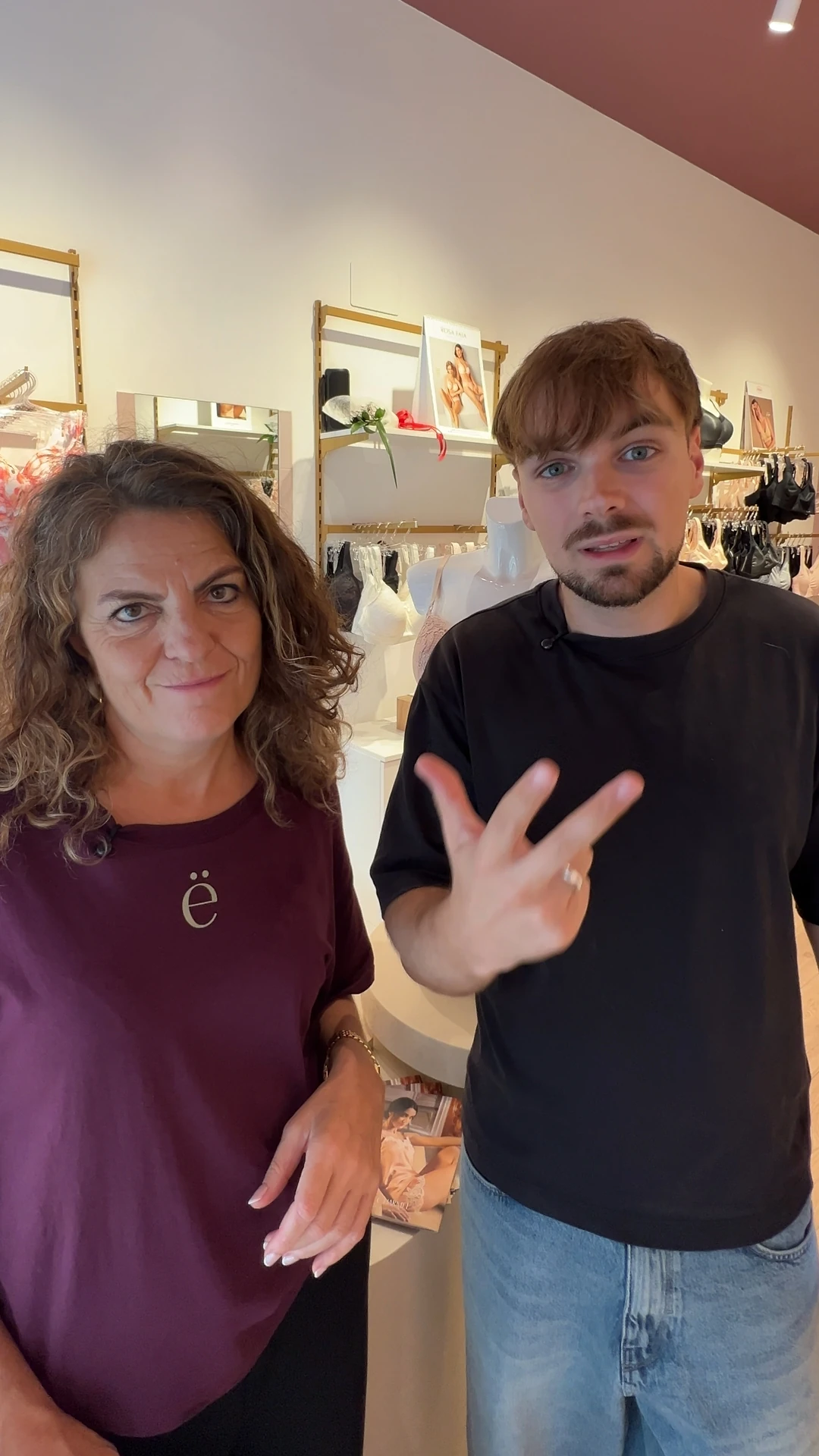 Vladi con Eva en su tienda