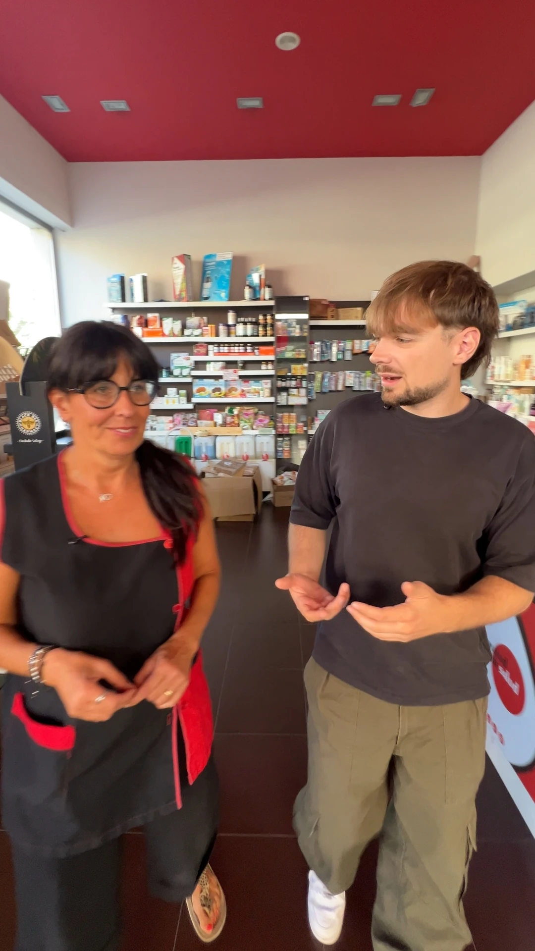 Vladi con el equipo de Farmalud en su local